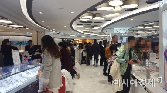 지난 25일 롯데면세점 소공점 모습. 대부분의 쇼핑객들은 전문 보따리상이라는 것이 업계의 설명이다.