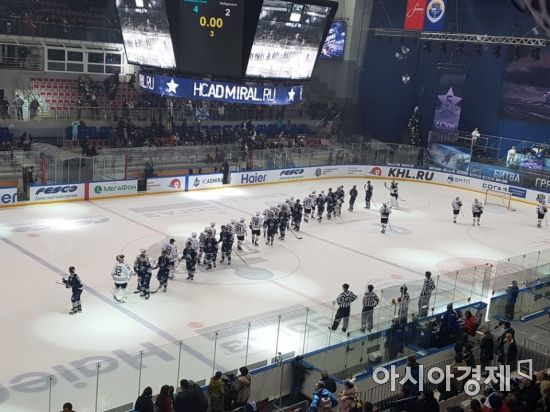 페티소프 아레나. 애드미럴 블라디보스토크 선수들과 아무르 하바롭스크 선수들이 서로 인사하고 있다 [사진=김형민 기자]