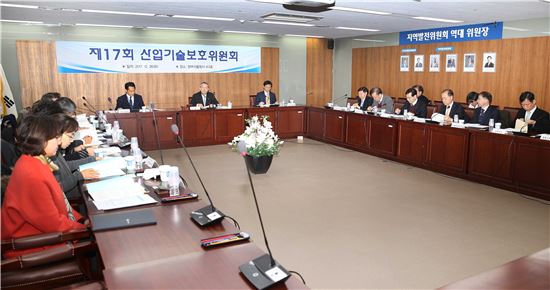 백운규 산업통상자원부 장관(가운데)은 26일 정부서울청사 회의실에서 정부위원 및 민간위원 20여명이 참석한 가운데 열린 '제17회 산업기술보호위원회'를 주재하고, 인사말을 하고 있다. 이날 산업기술보호위원회는 LG디스플레이의 TV용 OLED 패널 제조기술 수출승인(안) 등 4개 안건을 심의·의결했다.