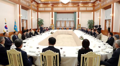 문재인 대통령이 26일 오후 청와대 본관 충무실에서 열린 국무회의 구성원 초청 만찬 행사에서 인사말 하고 있다.[제공=연합뉴스]