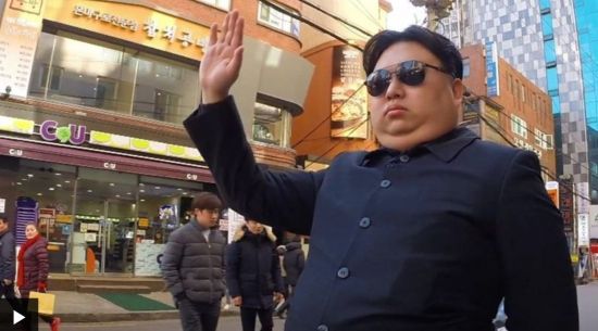 “로켓맨이 서울에?” 英 화제의 영상에 ‘김정은 코스프레남’