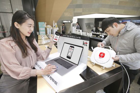 KT는 기존 기가 와이파이 3배 빠른 5기가급 차세대 와이파이 상용 AP(Access Point)를 개발 완료하고 세계 최초로 상용 서비스를 시작한다고 27일 밝혔다. 차세대 와이파이의 최대 속도는 4.8Gbps로 기존 기가 와이파이의 최대 속도 1.7Gbps 대비 약 3배 빠른 속도를 제공한다. 사진은 모델들이 광화문 KT스퀘어에서 KT 차세대 와이파이를 체험하고 있는 모습.