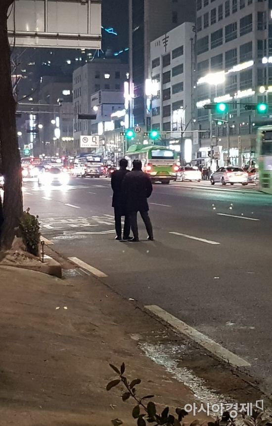지난 21일 밤 서울 지하철 2호선 홍대입구역 근처에서 일부 시민이 택시를 잡기 위해 도로 위에 서 있다.