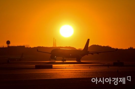 [포토] 인천공항 항공기 위로 떠오르는 태양