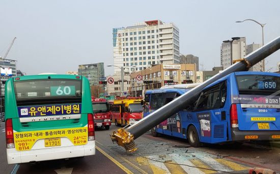 28일 오전 서울 강서구청 사거리 버스정류장에 인근 공사장에서 넘어진 크레인이 버스를 덮쳐 경찰과 소방대원들이 출동하고 있다.[사진=연합뉴스]