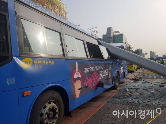 28일 오전 서울 강서구 등촌동 한 철거현장의 크레인이 전도, 시내버스를 덮치는 사고가 발생했다.(사진=김민영 기자)