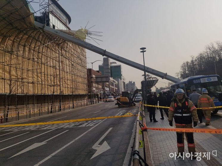 28일 오전 서울 강서구 등촌동 한 철거현장의 크레인이 전도, 시내버스를 덮치는 사고가 발생했다.(사진=김민영 기자)