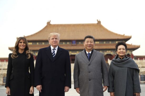 도널드 트럼프 미국 대통령(왼쪽 두 번째)과 부인 멜라니아 여사(왼쪽)가 시진핑 중국 국가주석(오른쪽 두 번째)과 부인 펑리위안 여사와 함께 지난달 8일 베이징 자금성 방문 중 기념촬영을 하고 있다. [이미지출처=연합뉴스]