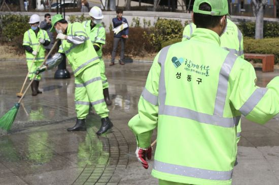 성동구, 현장직원 격려 한해 마감...대청소로 새해 시작