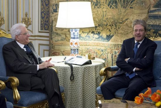 28일(현지시간) 로마 퀴리날리스궁에서 세르지오 마타렐라 이탈리아 대통령(왼쪽)과 파올로 젠틸로니 총리가 대화하고 있다. [이미지출처=EPA연합뉴스]