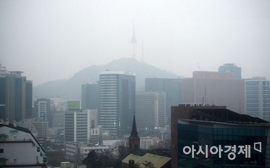 30일 초미세먼지 주의보가 발령된 서울 도심이 흐린 모습을 보이고 있다. /문호남 기자 munonam@