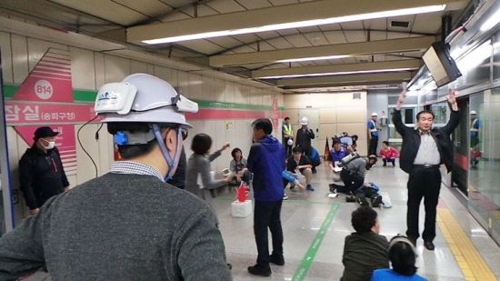 지난달에 개최된 재난대응 안전한국훈련에서 서울교통공사 관계자가 IoT 헬멧을 사용하고 있다 (사진=서울교통공사 제공)