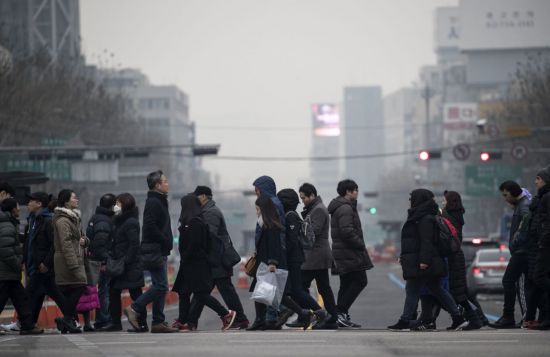 서울, 경기, 인천 등 대부분 지역에 미세먼지, 초미세먼지 '나쁨'을 기록한 30일 오전 서울 광화문 일대가 뿌옇게 보인다. [이미지출처=연합뉴스]