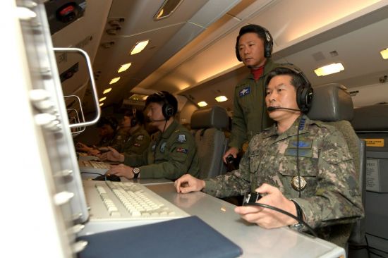 지난 30일 오전 하늘의 지휘소라 불리는 항공통제기 E-737(피스아이)에서 촬영한 공군의 비행 모습. 이날 피스아이에는 정경두 합참의장이 탑승해 지휘비행을 했다. [이미지출처=연합뉴스]