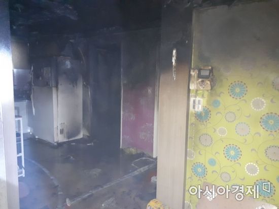 31일 새벽 3남매가 숨진 광주 북구  두암동  L아파트 화재 현장 (광주북부소방서 제공)