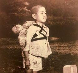 교황 신년카드에 '원폭 피해소년' 사진 실려