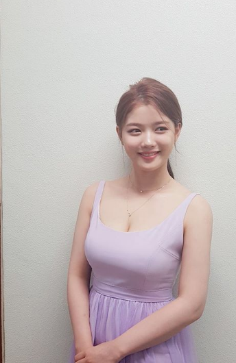 김유정, 시상식 비하인드 사진 공개…'얼굴 천재+베이글녀' 