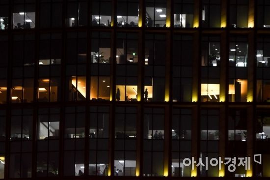 서울 도심 건물 사무실에서 직장인들이 야근을 하고 있다./강진형 기자aymsdream@