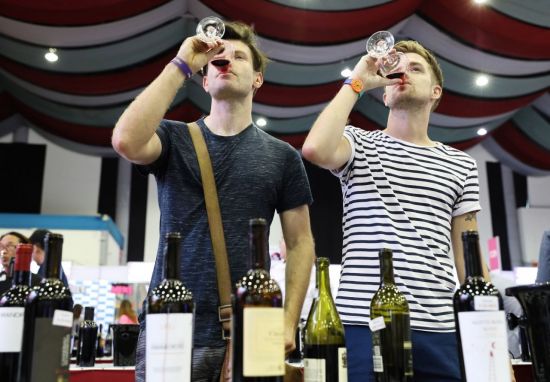 지난해 대전국제와인페어 기간 중 행사장을 찾은 외국인들이 와인을 시음하고 있다. 대전시 제공