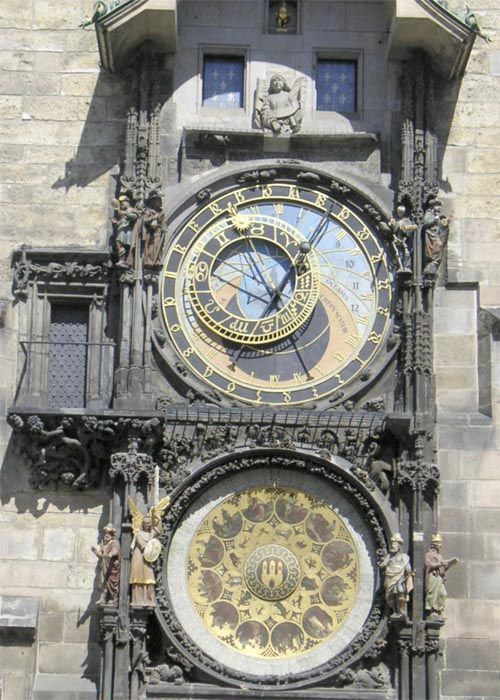 15세기 만들어진 것으로 유명한 체코 프라하의 천문시계탑. 20세기 초까지 유럽에서 시계를 가지고 다니는 것은 군대 장교들을 제외한 일반사람들에게 그다지 필요치 않은 일이었다.(사진=위키피디아)