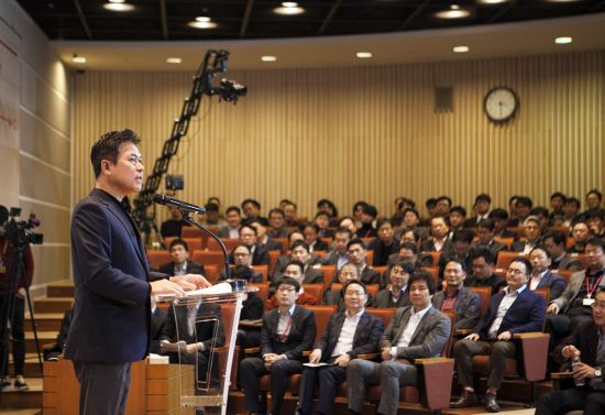 박정호 SK텔레콤 사장은 2일 SK텔레콤 을지로 본사에서 열린 신년회에서 5G 시대를 선도하자는 새해 목표를 밝혔다.