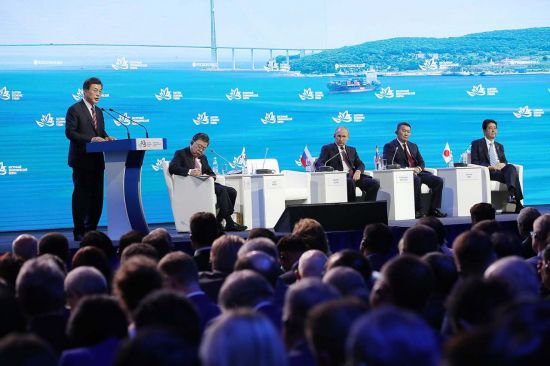 문재인 대통령이 지난 9월7일 러시아 블라디보스토크에서 열린 제3차 동방경제포럼에서 기조연설을 하고 있다.[사진=청와대]
