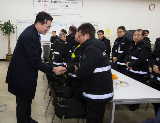 1일 조원태 대한항공 사장이 인천공항 정비 격납고를 방문해 현장에서 근무하는 직원들을 격려하고 있다.