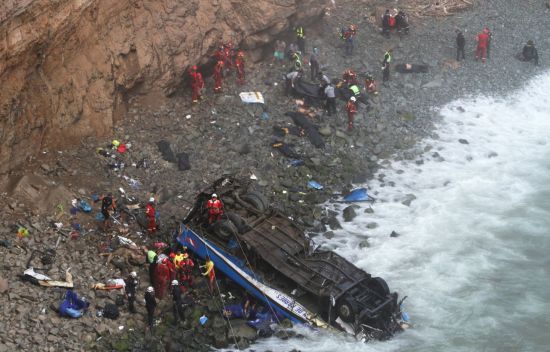 [포토]페루 '악마의 굽은 길' 버스 추락 사고로 최소 36명 사망