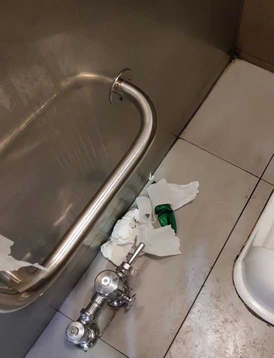 '획일적' 공중화장실 정책 수정‥장애인용엔 휴지통 비치