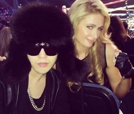 크리스질카와 약혼 패리스 힐튼, 지드래곤 어깨에 손 올린 채 밀착 셀카…“클래스가 다르다”