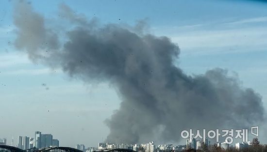 [포토] 시커먼 연기에 휩싸인 서울하늘