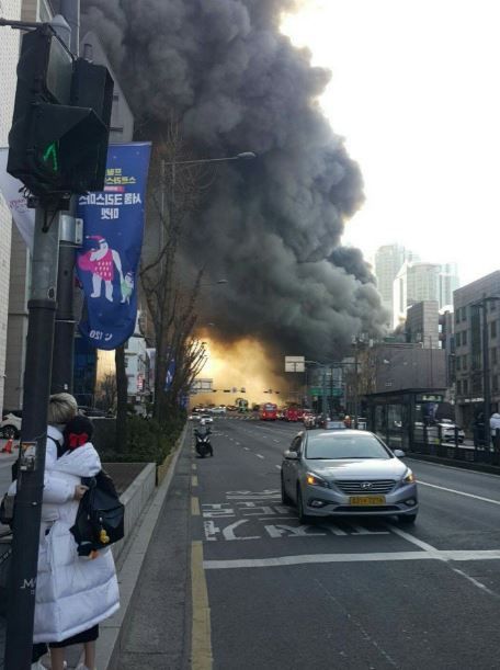 3일 서울 마포구 홍대입구역 근처 공사장에서 화재가 발생했다. /사진=트위터 @salm******