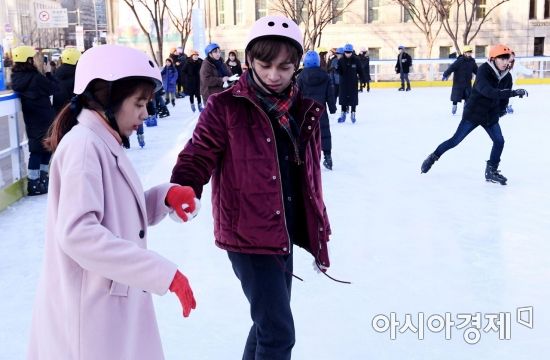 [포토] 서울광장에서 스케이트 즐기는 외국인 관광객