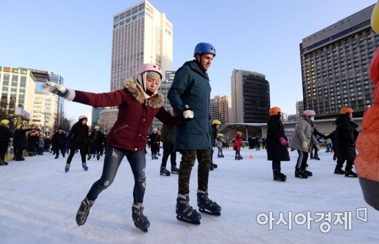 [포토] 도심 속 스케이트 즐기는 관광객
