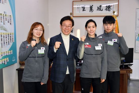 이재명 성남시장이 성남시청 빙상팀 소속 선수들과 화이팅을 하고 있다.