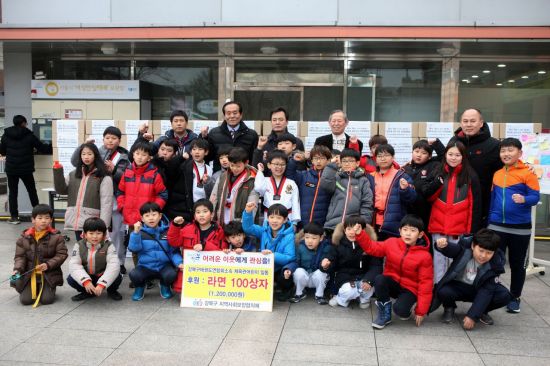 태권도복 입은 강북구 어린이 라면 2000개 기부