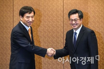 이주열 "환율우려 사실, 과도한 쏠림에는 대처할것"(상보)