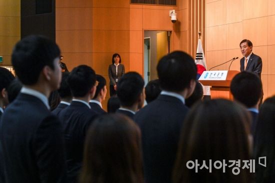 [포토] 신입행원 입행식 참석한 이주열 한국은행 총재