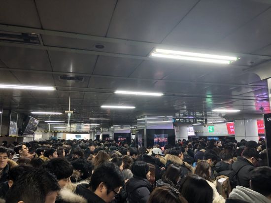 5일 오전 8시50분께 서울 지하철 2호선 사당역에서 열차 고장으로 시민들이 출근길에 불편을 겪고 있다. / 사진=트위터@thdg******