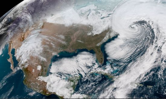 미국 해양대기청(NOAA)의 GOES-16 위성이 4일(현지시간) 16시22분에 촬영한 미국 동해안의 모습. 플로리다에서부터 메인까지 폭설과 강풍이 미국 동해안을 강타하고 있다.[사진출처=NASA]