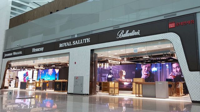 '화려한 개장' vs '전쟁의 시작', 인천공항 면세점 엇갈린 운명 