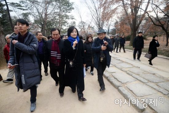 [포토]시민들과 함께 종묘 걷는 박영선 더불어민주당 의원