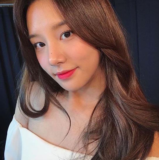 ‘복면가왕’ 솔빈 근황, 가녀린 어깨선 드러낸 채...청순 매력 ‘시선고정’