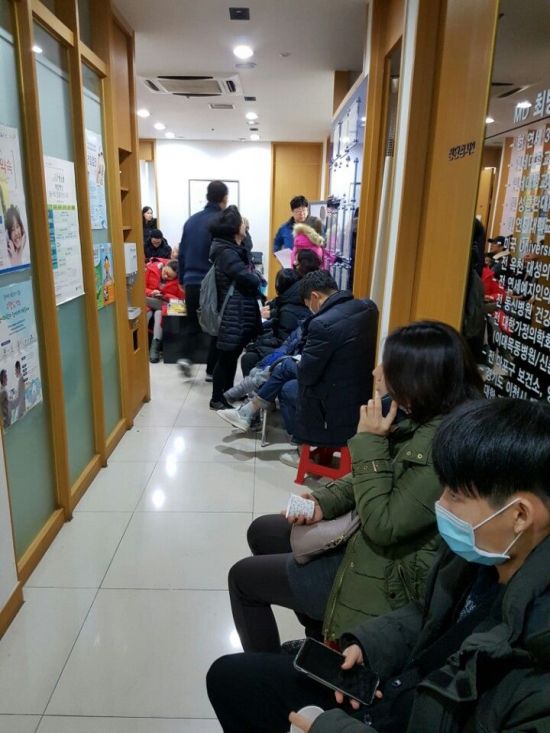 7일 서울 서대문구에 위치한 주말 진료 병원이 독감 및 감기 의심 환자들로 북적이고 있다.