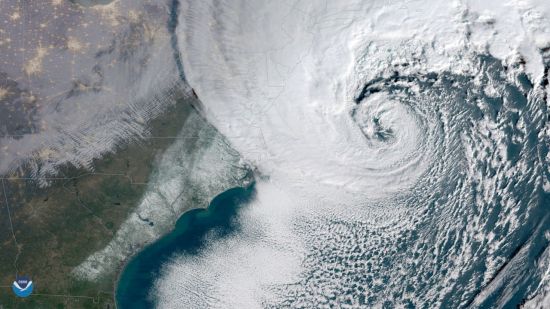 미국 국립해양대기청(NOAA)이 4일(현지시간) 제공한 사진. 거대한 겨울폭풍이 미국 해안을 따라 북동부 지역으로 올라가고 있다. [사진출처=AP/연합뉴스]
