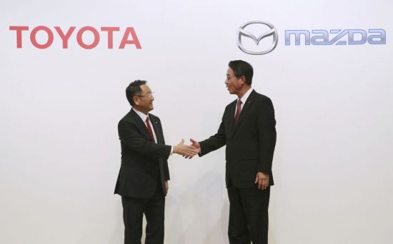 도요다 아키오 도요타 최고경영자(CEO)와 고가이 마사미치 마쓰다 CEO가 지난해 8월 일본 도쿄에서 미국공장 신설 등을 위한 파트너십을 체결했다. [이미지출처=AP연합뉴스]
