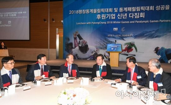 [포토] 평창동계올림픽 후원 기업인들과 대화하는 이낙연 총리