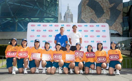 기아차 '2018 호주오픈 대회 공식차량 전달식'에서 기아차 글로벌 홍보대사 라파엘 나달(뒷줄 오른쪽)과 호주의 유명 테니스 선수 레이튼 휴이트가 호주오픈 한국대표 볼키즈들과 기념촬영을 하고 있다.