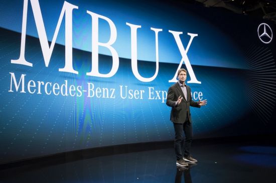 올라 칼레니우스 다임러 AG 이사회 멤버 및 그룹 R&D 메르세데스-벤츠 카 개발 총괄이 지능 인포테인먼트 시스템 ‘MBUX'를 소개하고 있다.
