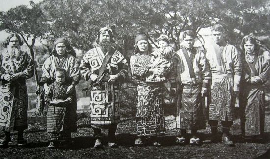 홋카이도와 쿠릴열도, 사할린, 캄차카 반도 일대에 살던 원주민, 아이누족의 모습.(사진=위키피디아)